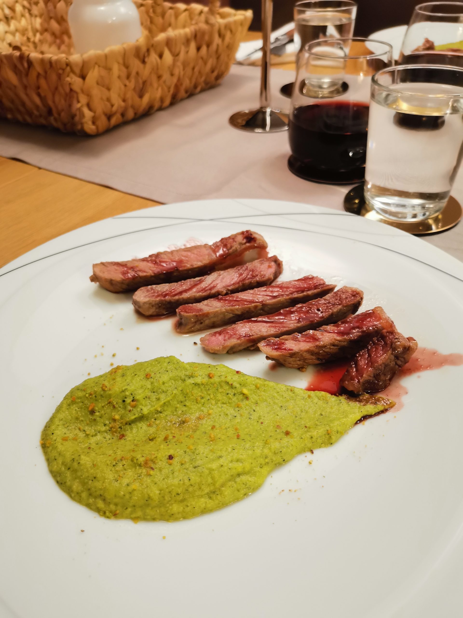 Lomo Vetado con puré de zapallo italiano pistacho y salsa de vino tinto –  Cocina de Vale